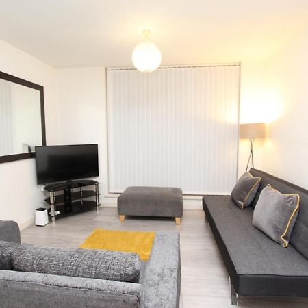 Spacious 1- Bedroom Apartment In E16 Londres Exterior foto